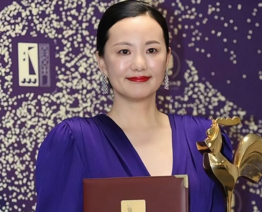 2011年，拍摄《悬崖》时，导演和咏梅说：“拍敌人对你刑讯那场戏时，我想加一个情