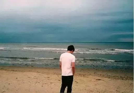 一男子做了上门女婿，他每天就去上班，把工资卡也交给自己妻子去管理。

有一天，他