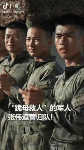“跪母救人”的军人张伟返营归队！他下车那一刻我感觉特像刘强东。
还别说连走路，举