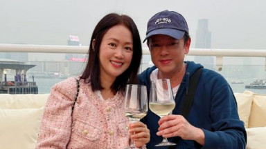 梁小冰晒和老公陈嘉辉近照庆结婚25周年：开心跟你环游全世界