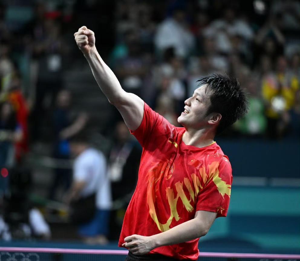 最喜欢的巴奥照片，没有之一。
东东萌萌的、帅帅的脸，配这肌肉线条拉满的手臂太有反