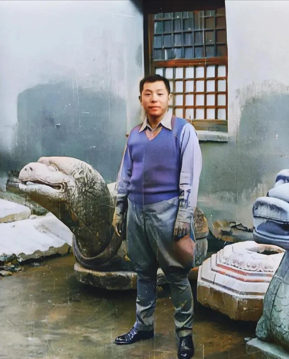 这才是真实的张学良，年轻时的照片，不是演员扮的，个矮体胖，是不是和民国四大美男相