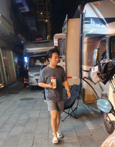 网友在福建偶遇郭麒麟！
感觉郭麒麟又瘦了许多，回到了帅气的状态，仔细看他和郭德纲