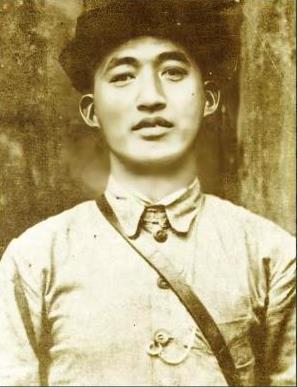 [浮云]1933年，红25军军长吴焕先率部途经家乡，路上遇到一具女尸，有人翻转身