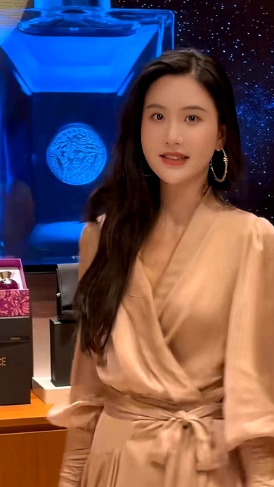 赖文峰一定是超级爱楚玲的，因为楚玲不仅人长得漂亮，还比赖文峰小了整整二十多岁，而