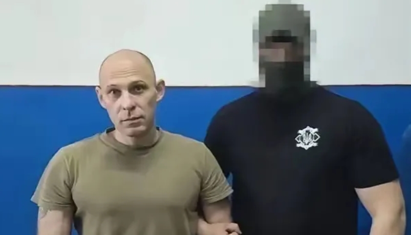俄罗斯士兵无处不体现他们的凶残、残暴的性格。在抓获大批量的战俘中发现有一名士兵是
