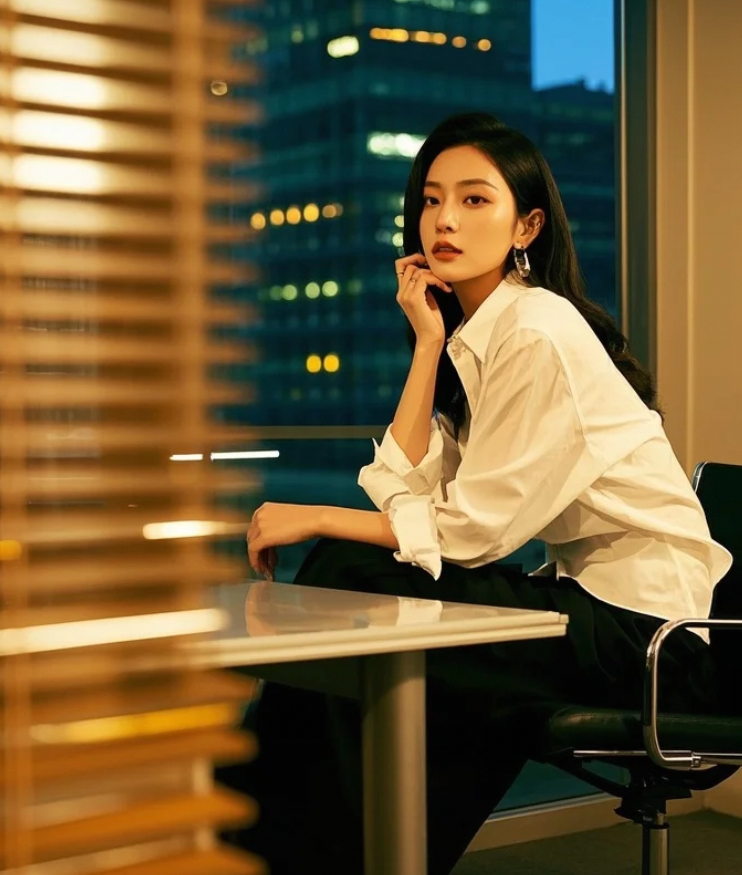 她在午后阳光下读书，连影子都显得格外文艺。