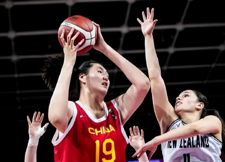 当2米26的张子宇站在日本女篮面前，身高差带来的压迫感拉满！日本球迷在线吐槽：“