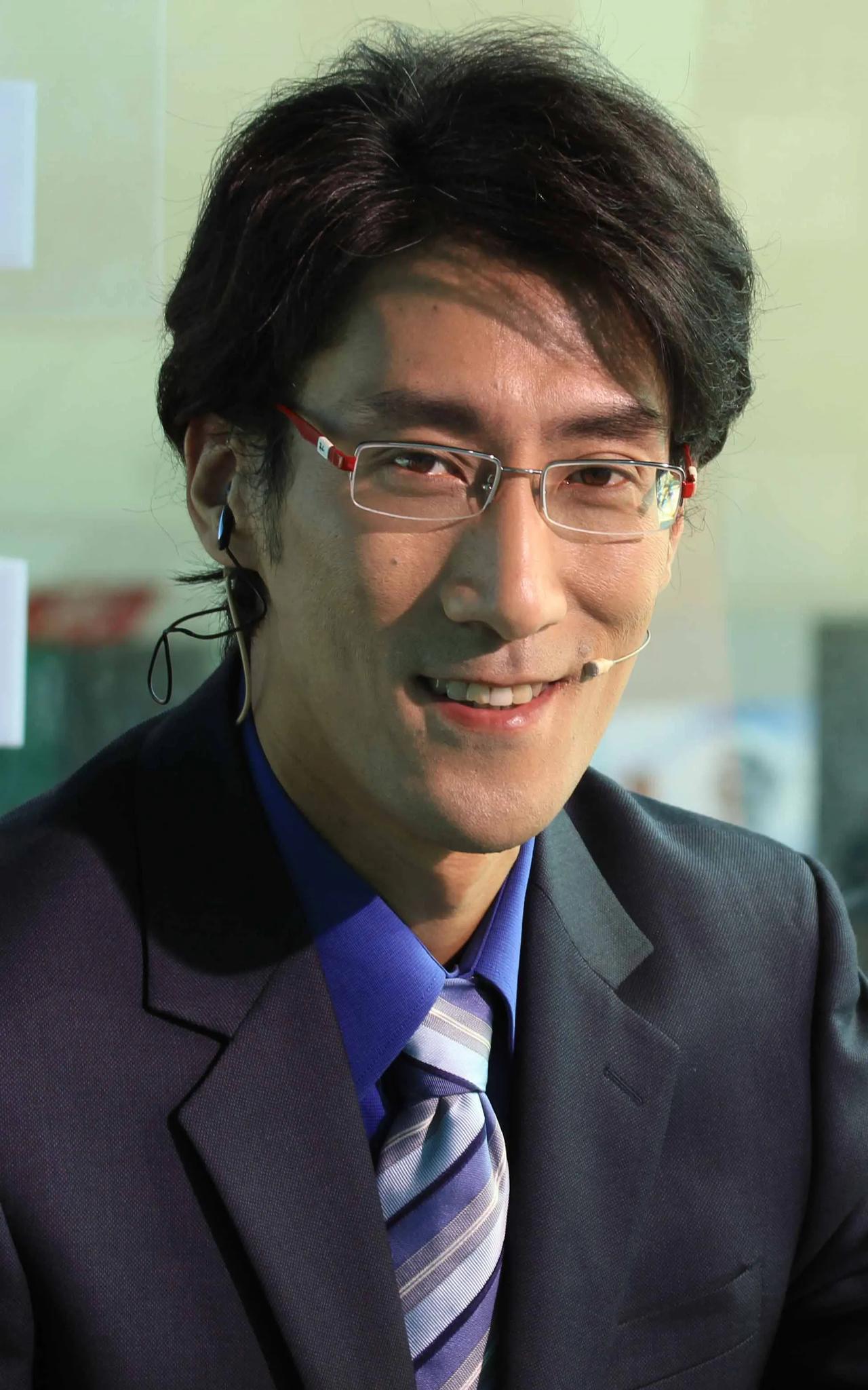 张盛是河南人，毕业于上海体育学院体育新闻专业，担任中央电视台体育频道主持人 。他