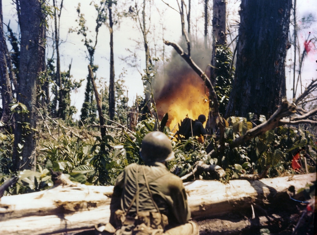 1944年 ，美军用火焰喷射器对布干维尔岛的日军阵地进行攻击。
