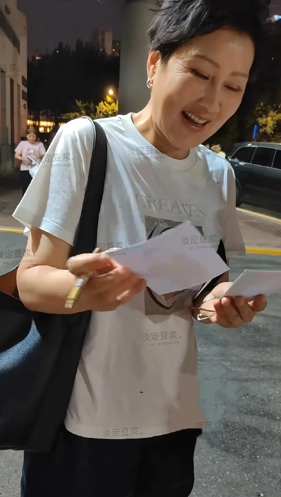 看演员张凯丽穿着真随意，上面穿短袖背心，下穿蓝色短裤，看着非常凉爽又显活力，不像