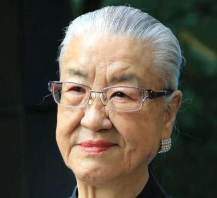 [太阳]1986年，中央一条“高干子弟一律不准经商”，使得原国防部长耿飚的长女，
