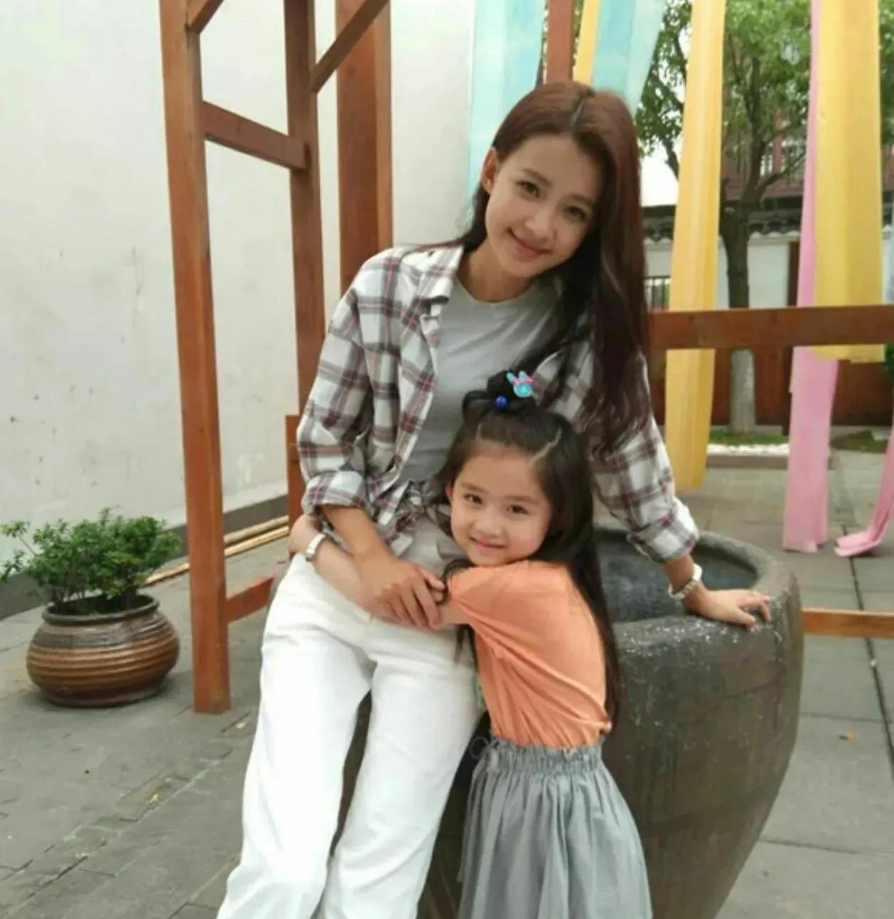 董子健和孙怡家的宝贝闺女叫"大福"！
原来孙怡怀孕时超爱吃葡萄和桃子，本想给娃取