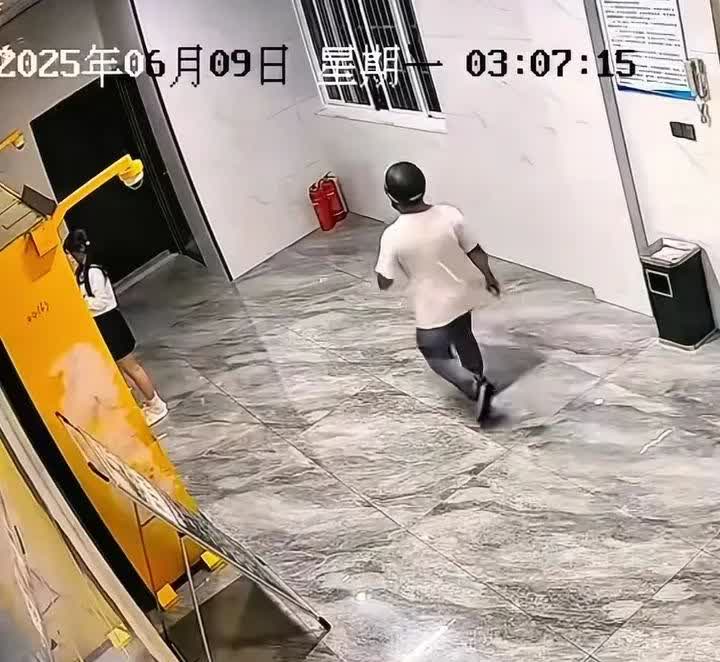 刚看完重庆九龙坡一女孩被29岁男子拉拽，继而刷到另一条视频，同样是6月9日，某公