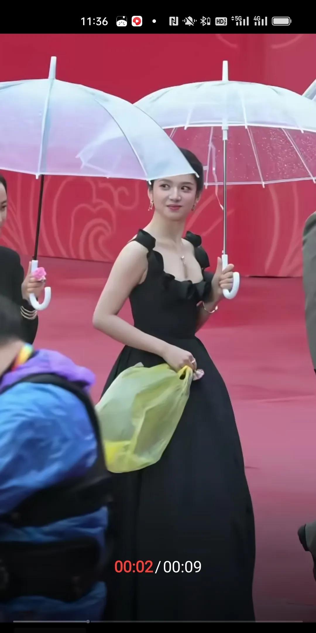 白色的不知道多少钱，可是据说黄色的那一个，10万！
就这个东西值10万？智商被狠
