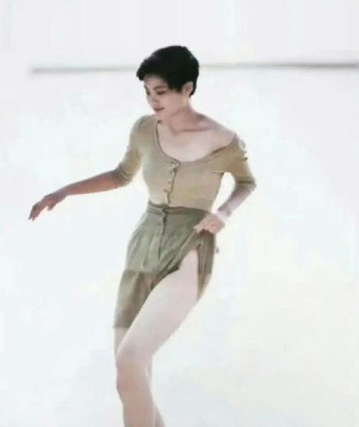 1990年的王菲，除了唱功了得，体态和身材也是顶流 ​​​