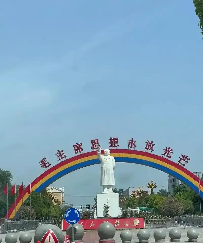 中国不需要每个村都成为南街村，一个乡镇有一个像南街村这样的村子就足够了。据公开报