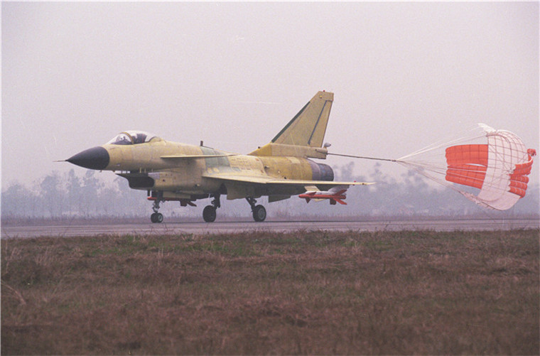 27年间，中国航空工业实现三代战机跨越升级，1998年，四代机歼-10成功首飞；