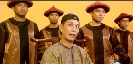 1993年，王晶开始筹拍电影《九品芝麻官》，可“李公公”一角找不到合适的人来演。