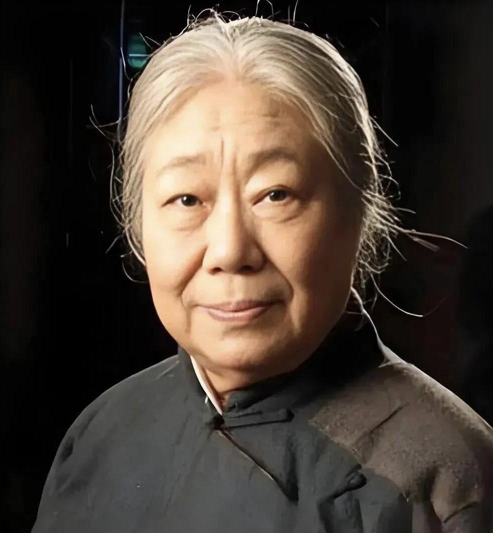 看照片中的这一位奶奶有没有觉得特别面熟，其实她是演员，在九十年代特别的出名，我估