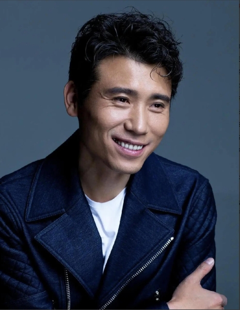 2015年，在一次拍戏过程中，李乃文抱着颜丙燕狂亲了十多次，后来颜丙燕实在忍不住