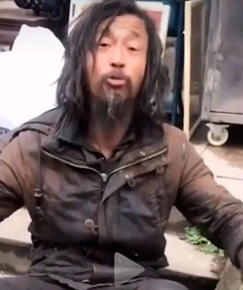 9月22日，“流浪大师”沈巍与晓晓牵手约会的视频引发关注。从曝光视频看，两人动作