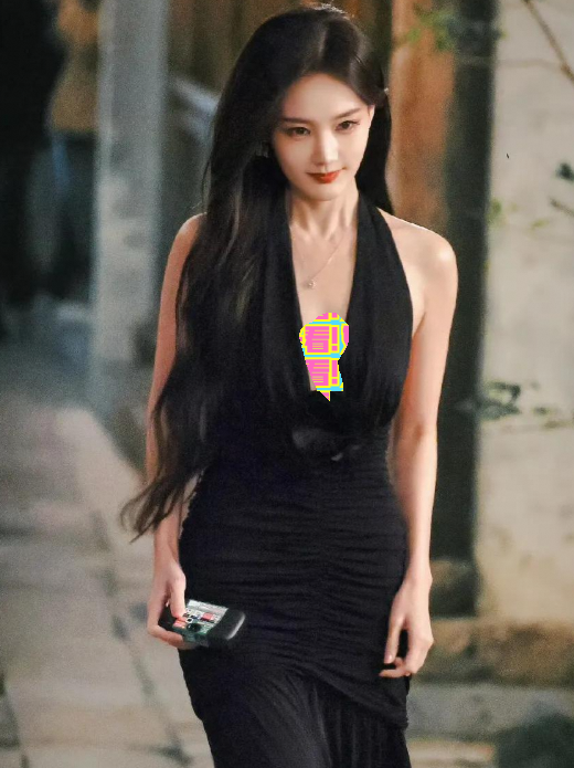 拉尔萨携17岁女儿走红毯 星二代身材火辣似超模