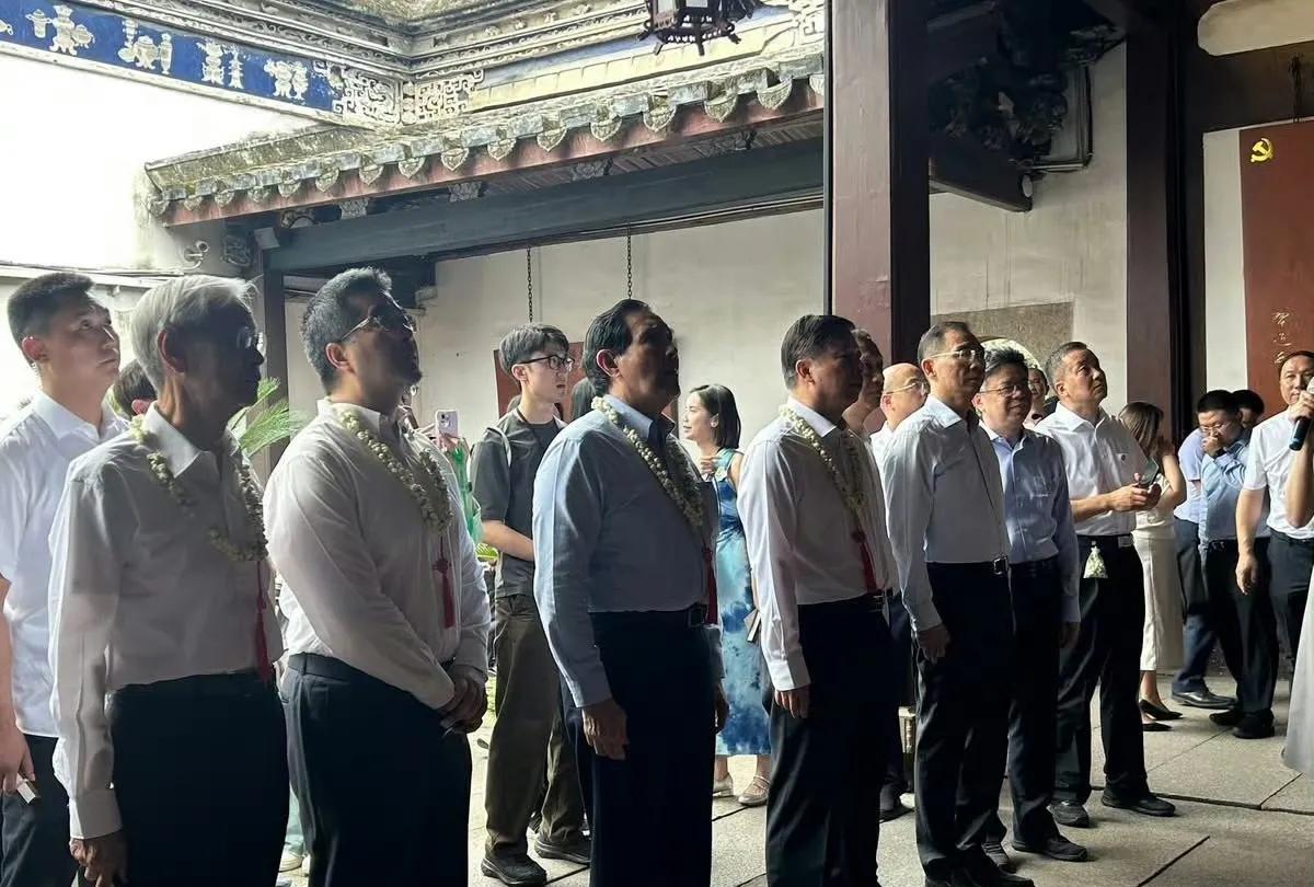 马英九今天来到位於福州三坊七巷的林则徐纪念馆，并向林文忠公铜像三鞠躬致意。
林文