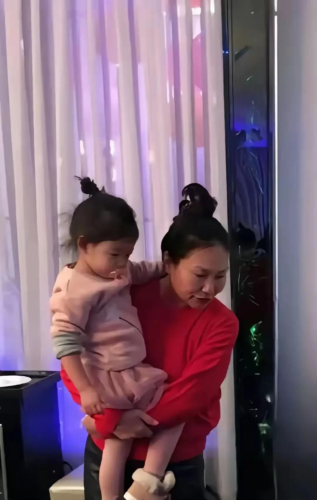 汪徐两家又杠上了
这戏看来又没句号了
这不汪小菲带娃到处闲逛
被媒体拍到后好爸爸