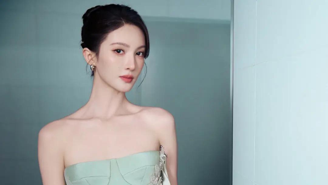 金晨惊艳亮相莲花跑车发布会，薄荷绿高定礼服引发全网热议