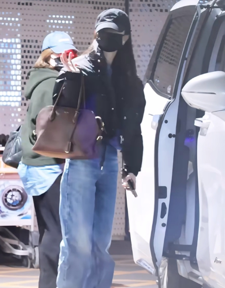 杨幂也知道保暖了，穿羽绒服好暖和。