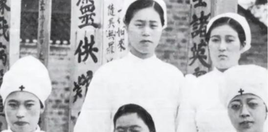 1946年除夕夜，一群女护士们以“吃药”之名，将毒药喂进解放军伤员口中，凌晨
1