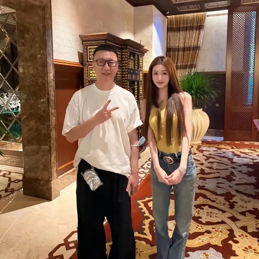 孙红雷澳门被偶遇胖了不少 大家开始讨论明星中年后的生活状态
前两天网上突然爆出孙