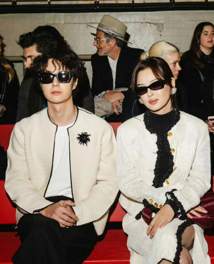 两人作为香奈儿品牌大使，在纽约高级手工坊大秀头排相邻而坐，被镜头捕捉到轻松交谈的