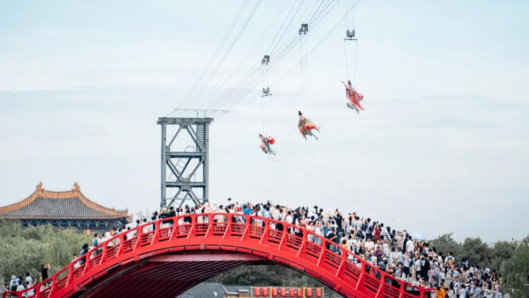 人气明星彭小苒、章时安惊喜空降！邀你邂逅宋韵菊海浪漫！