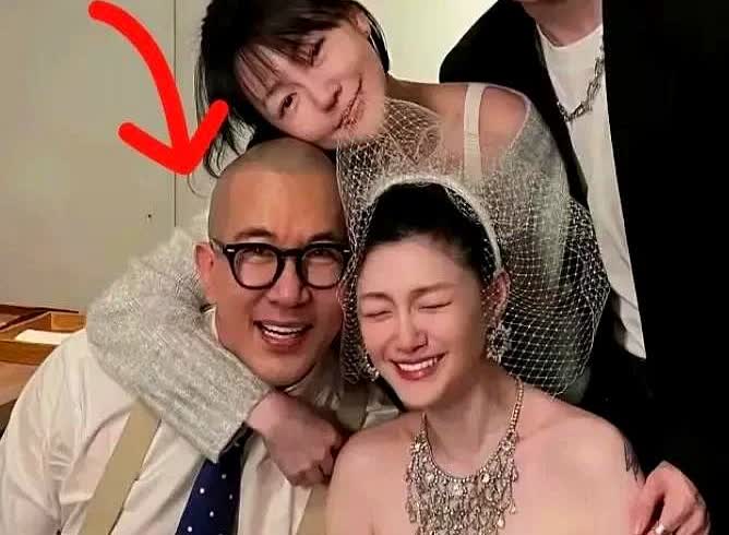 大S的虚荣心作祟，急于与光头结婚。

大S想与光头结婚，一方面是爱，另一方面