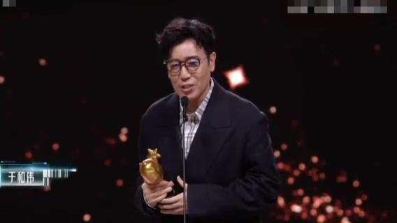 54岁于和伟现身沈阳，暴瘦30斤骑三轮送煤气罐，没有网上那么好看
