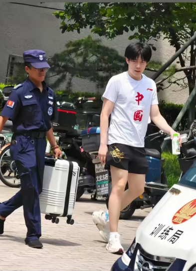 今天两小只不用避嫌，一起上训还同坐一台车，一前一后的画面太让人羡慕了。这画面就像
