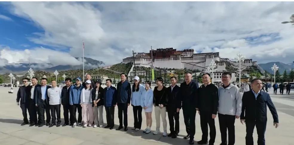 #奥运冠军合影布达拉宫# 
今日奥运冠军宣讲团来到布达拉宫广场参观，蓝天白云下留