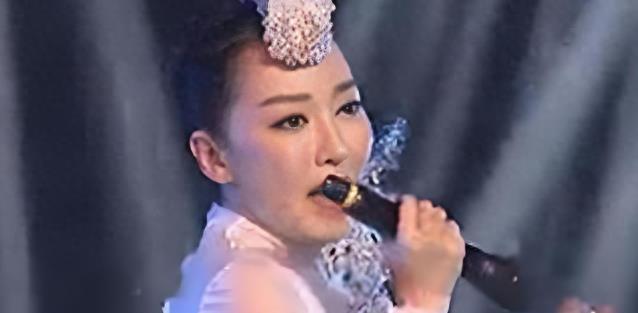 3次上春晚出尽洋相，和富豪相识90分钟就结婚，今41岁成这样