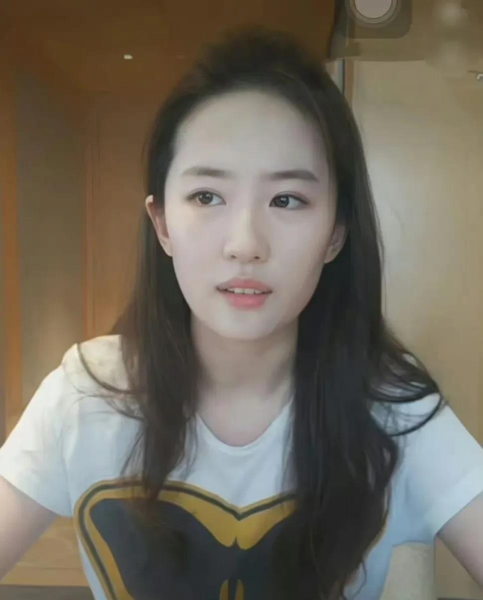 刘亦菲直播意外关美颜











天哪！不敢相信，神仙姐姐刘亦菲直播时