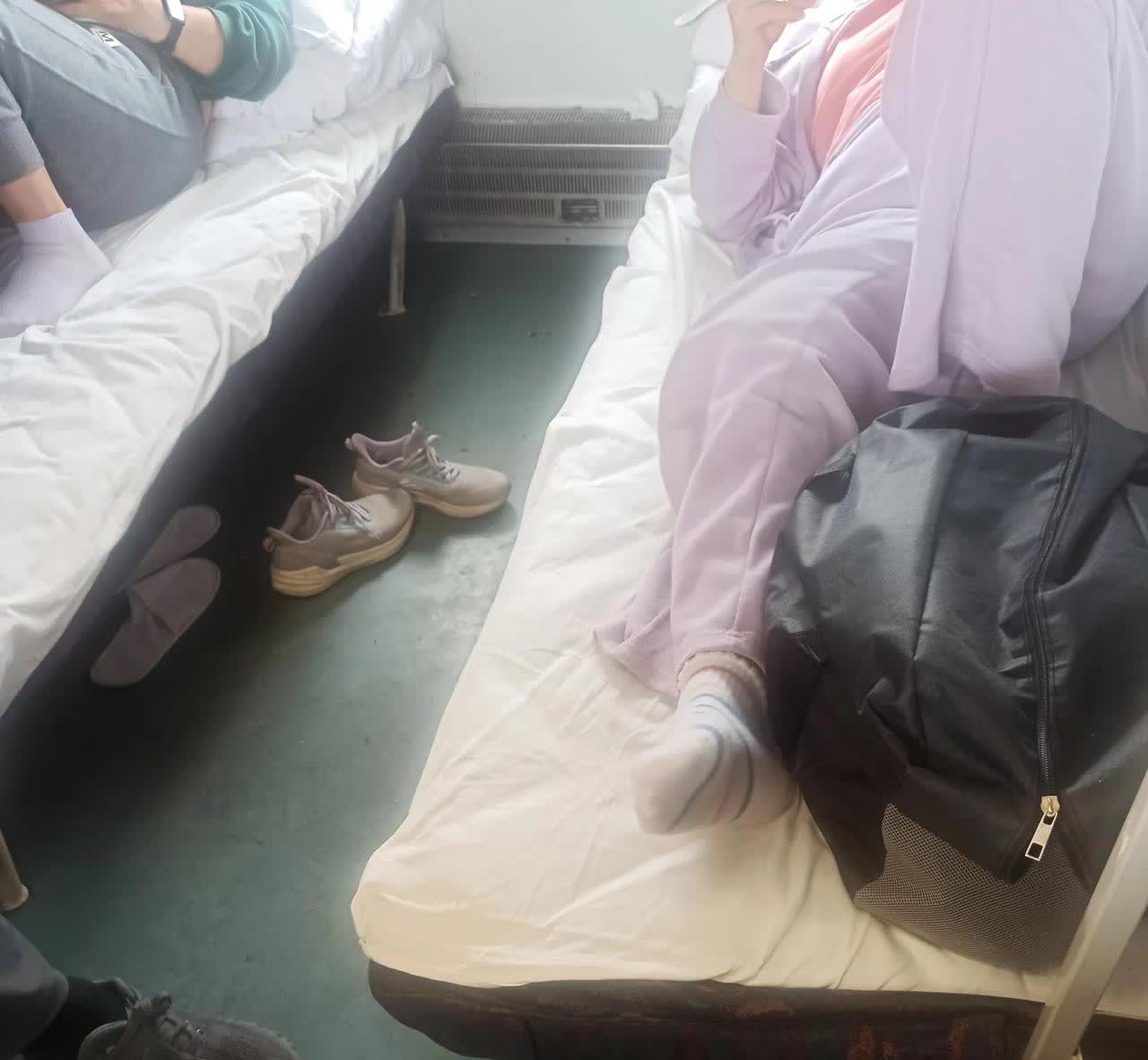 大家说一说，火车上坐下铺的是不是上铺的东西都不能放他床上
这次涨见识了，买下铺