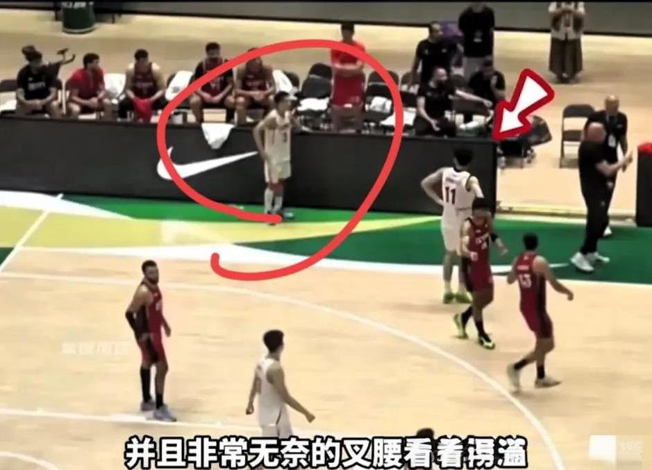广东宏远后卫杨溢决胜时刻走步，没摸到球的张博源无奈叉腰看着杨溢，曲绍斌上任后，杨