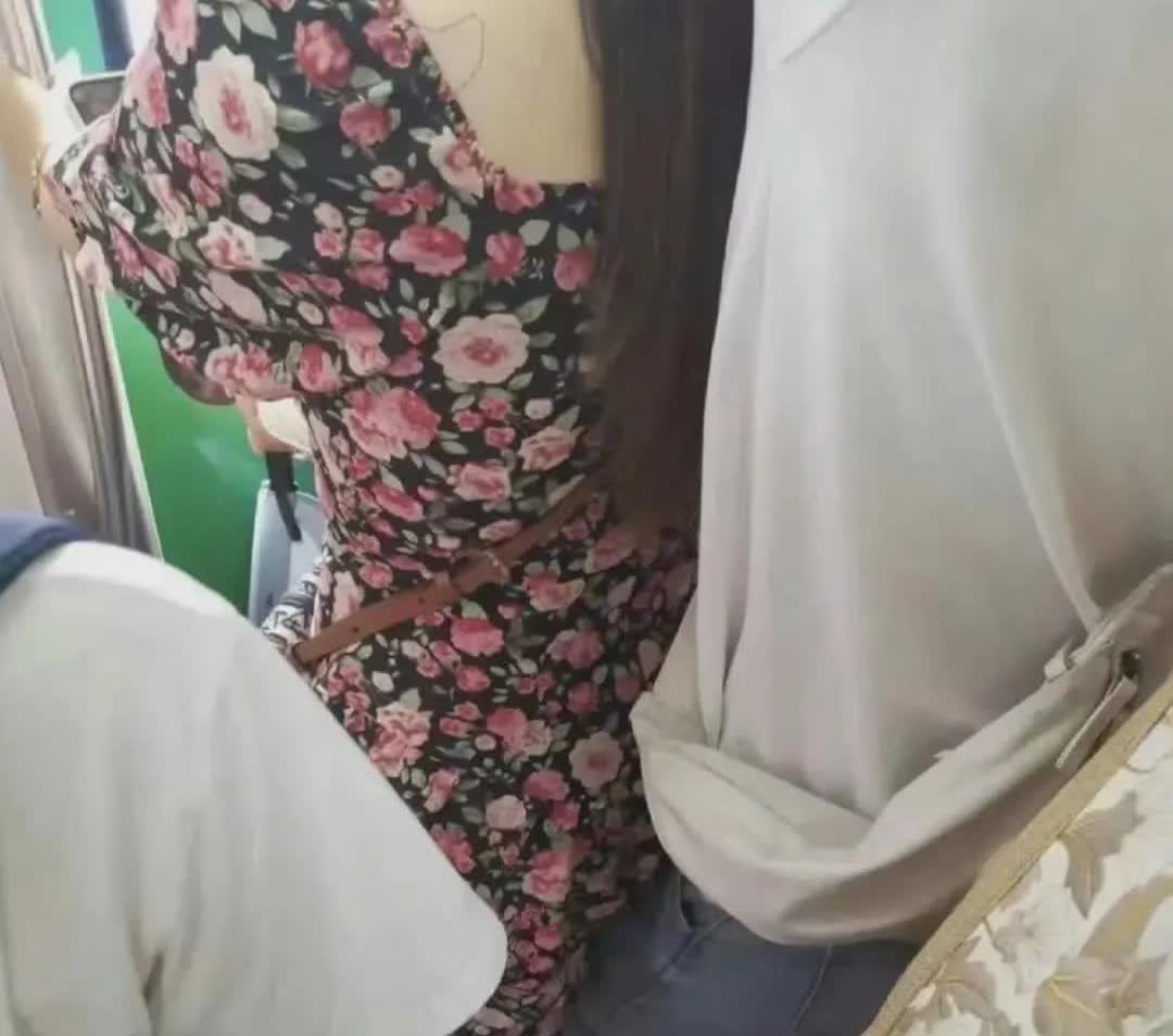 公交车上那场面看得我直冒冷汗。一个女的先上车，没过多久又上来个男的，俩人明显不认