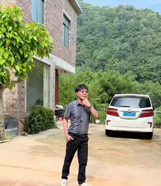许华升的老爸许船长真的飘了！

随着儿子的财富水涨船高，给他的钱也越来越多，