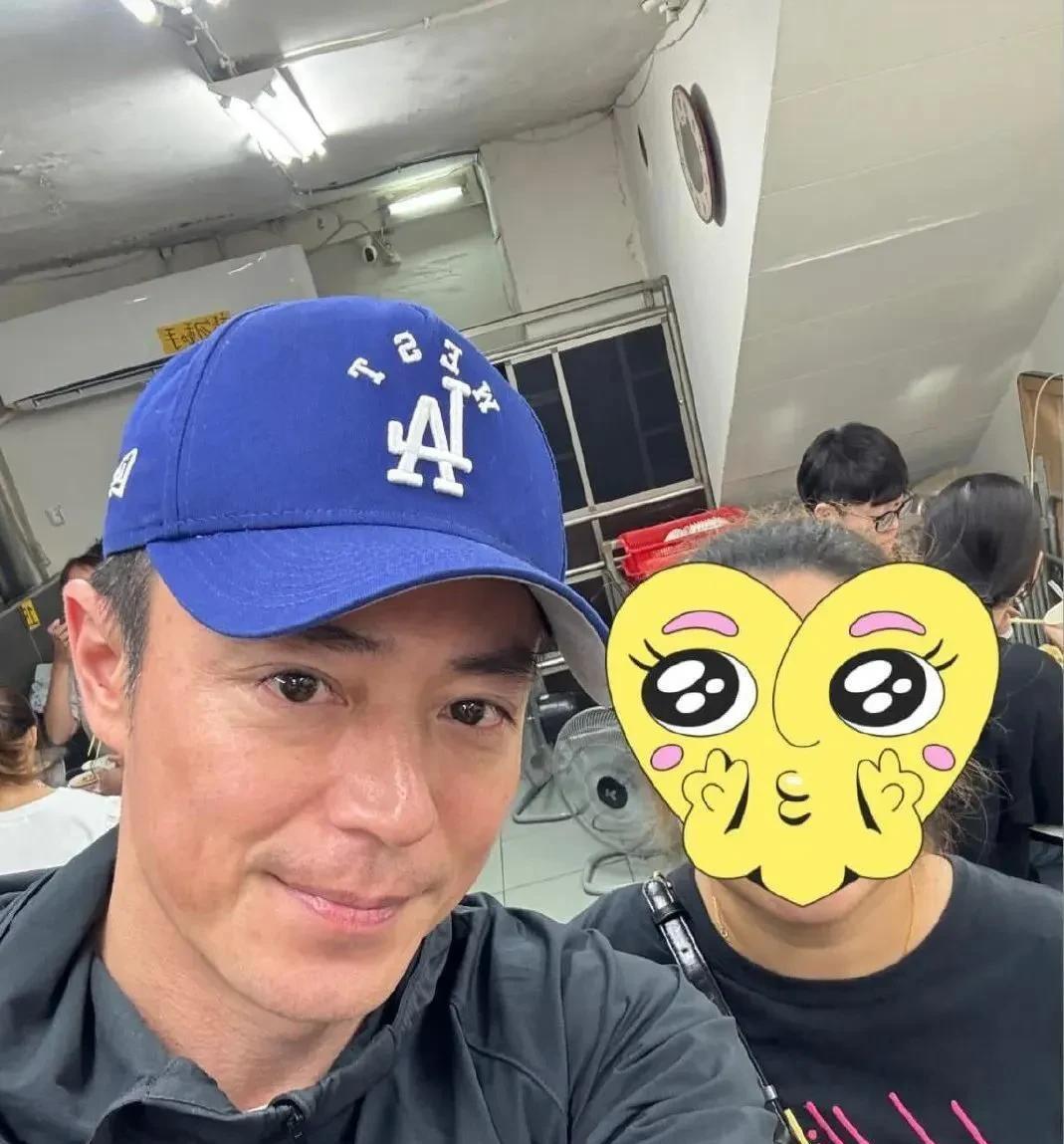 45岁霍建华在台湾吃路边摊火锅，打扮朴素接地气，脸部皮肤显粗糙