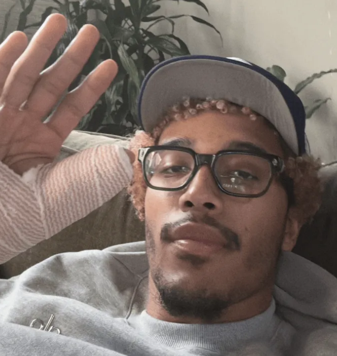 马刺将客场挑战湖人。
据马刺记者Jared Weiss报道，米奇-约翰逊透露，杰