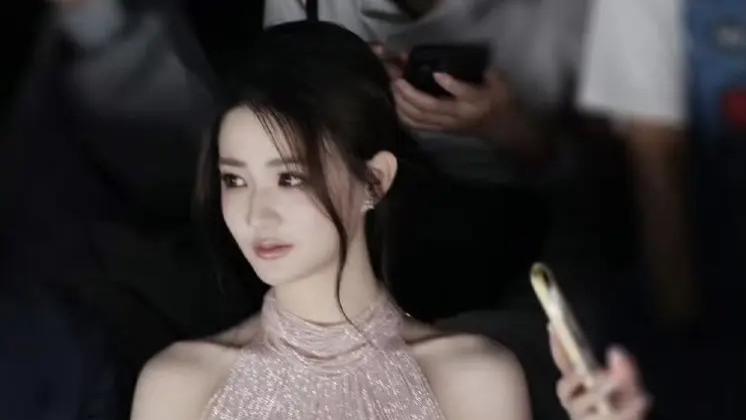 徐璐惊艳上海时装周：一袭粉晶鱼尾裙，演绎东方美神降临