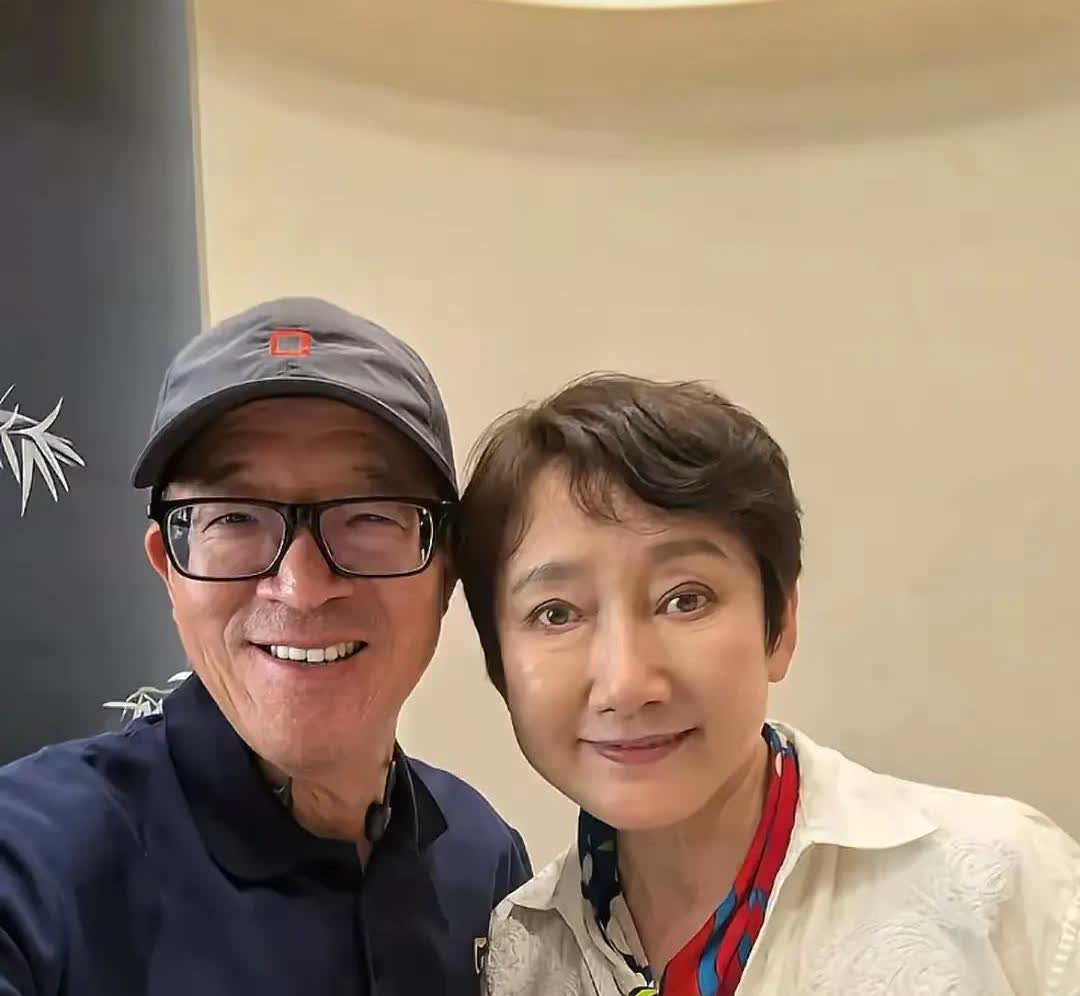 64岁成方圆罕见露面，自然老去状态引热议，但气质依旧！