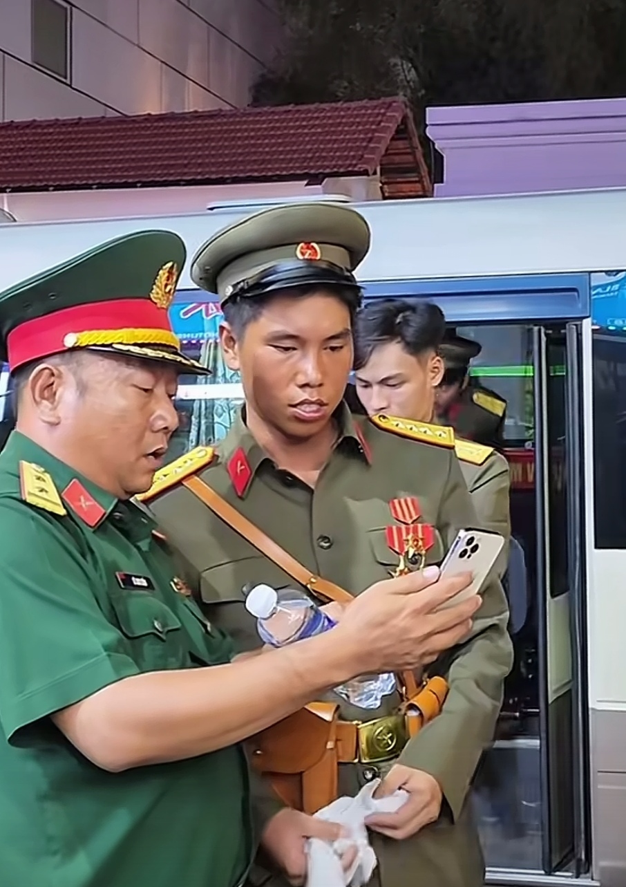 越南军方财大气粗这是出了名的，但没想到越南军官们也一个个像土豪似的。
瞧瞧他们用